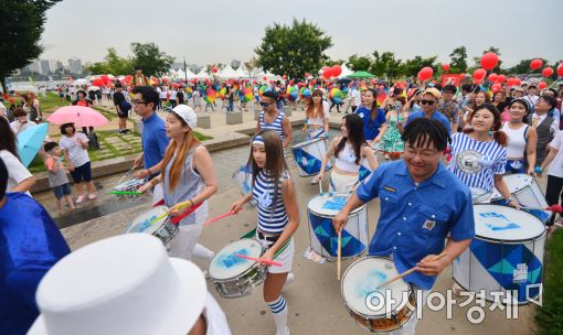 지난해 7월15일 서울 여의도 한강시민공원에서 열린 '한강몽땅 여름축제'에서 참가자들이 퍼레이드를 하고 있다. (사진=문호남 기자)