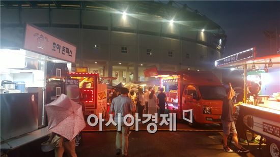 15일 오후 시민들이 목동 서울밤도깨비야시장에서 푸드트럭 음식을 사기 위해 기다리고 있다.