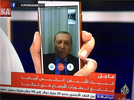 레제프 타이이프 에르도안 터키 대통령이 페이스타임을 통해 성명을 발표하고 있다(트위터 캡처)