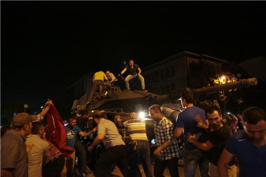 16일(현지시간) 쿠데타가 발생한 터키 수도 앙카라에서 이동중인 탱크를 시민들이 막아서고 있다.(사진=AP연합) 