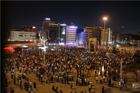 군부의 쿠데타 소식을 접한 이스탄불 시민들이 16일(현지시간) 새벽 탁심 광장에서 레제프 타이이프 에르도안 대통령을 지지하기 위해 모여들었다.(사진=AP연합)