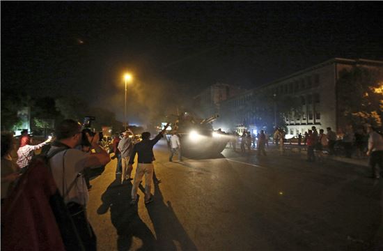 16일(현지시간) 쿠데타가 발생한 터키 수도 앙카라에서 시민들이 이동중인 군 탱크를 바라보고 있다. (사진=AP연합)