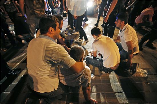16일(현지시간) 터키 이스탄불 탁심광장에서 시민들이 쿠데타에 항의하다 군인들의 총격을 받고 쓰러진 이들을 살피고 있다(사진=AP연합뉴스)