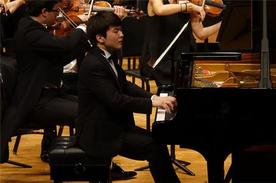 피아니스트 조성진 서울시향과 협연, 2400석 매진되고 MD 상품 동났다