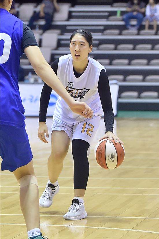 ‘김한비 14점’ KB, 삼성생명 잡고 4연승…공동 1위