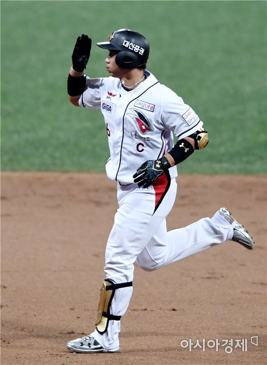 [포토]박경수 솔로 홈런,  '세 타자 연속 홈런의 시작'