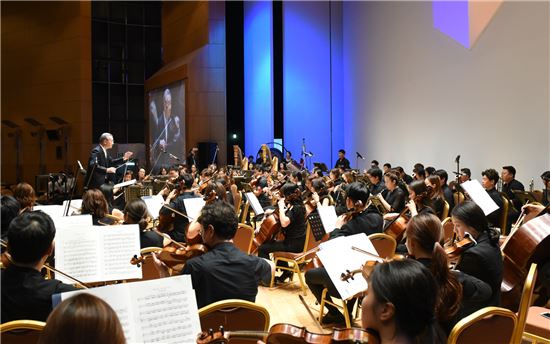 한국무역협회 창립 70주년 기념식에서 강남심포니오케스트라의 특별지휘자로 나선 김인호 무역협회 회장. 김 회장은 차이코프스키의 '슬라브 행진곡'을 지휘해 관람객들로부터 박수갈채를 받았다./