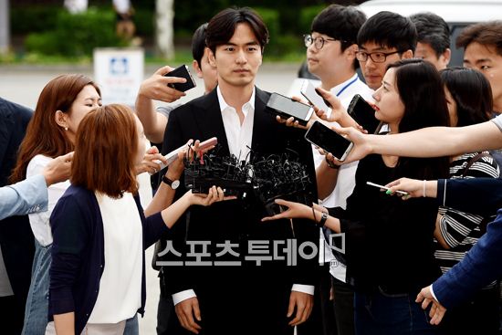 이진욱, 영화 ‘상류사회’로 복귀 신호탄…수애와 호흡