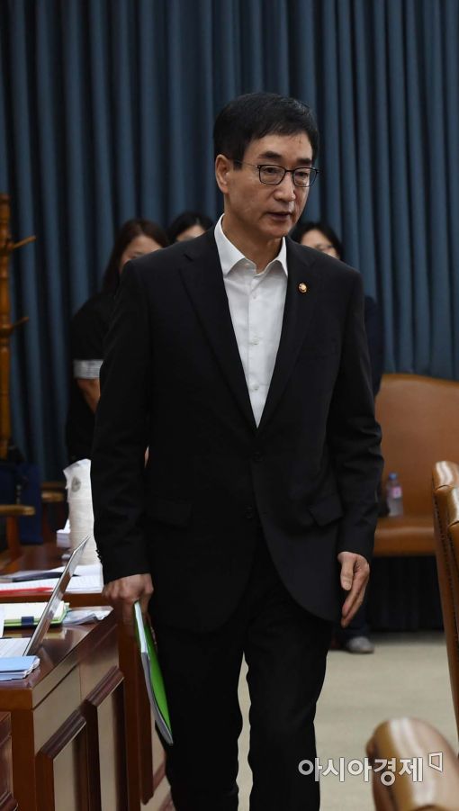 [포토]사회관계장관회의 참석하는 이준식 부총리 