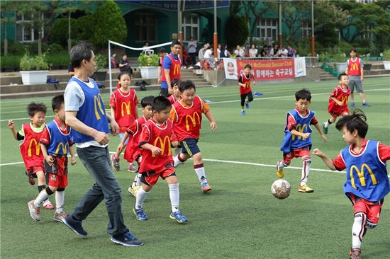 맥도날드, 다문화 가정 초청 '아빠와 함께하는 축구교실' 진행