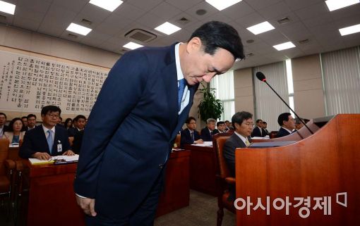 [포토]고개 숙여 사과하는 김현웅 법무부 장관 