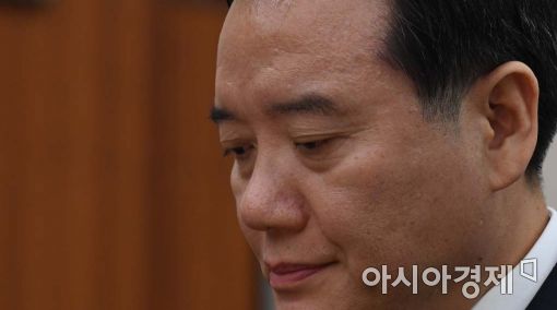 [포토]침통한 표정의 김현웅 법무부 장관 