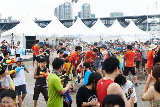 한강공원에서 열리는 축제…"여름 무더위 시원하게 날리세요"