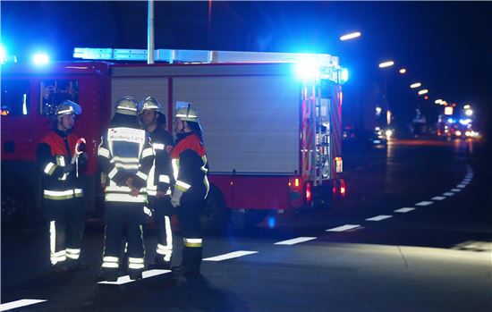 18일(현지시간) 독일 남부 도시 뷔르츠부르크에서 괴한이 열차내 도끼를 휘두르는 사건이 발생, 최소 21명이 다쳤다. 소방대원들이 폐쇄된 도로위에서 사상자 구조를 위해 대기 중이다. (사진=EPA연합뉴스)