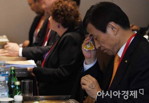 [포토]땀 닦는 이주열 한은 총재 