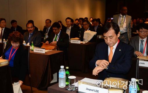 [포토]시계 보는 이주열 한국은행 총재 