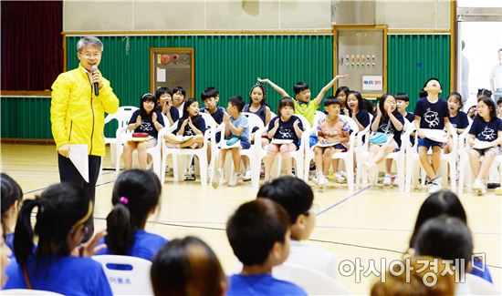 민형배 광산구청장은 19일 어룡초등학교에서 4학년 학생들에게 ‘직접민주주의’를 주제로 강연했다.