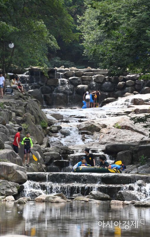 [포토]폭염 피해 계곡으로 