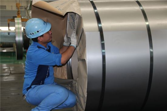 중국 톈진에 있는 POSCO-CTPC 공장 직원이 자동차향 냉연 제품의 포장 작업과 마지막 품질 점검을 하고 있다.