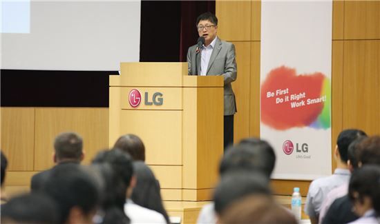 LG전자가 19일 서초R&D캠퍼스에서 개최한 '2016 LG 소프트웨어 개발자의 날' 행사장에서 LG전자 SW센터장 민경오 부사장이 LG전자 SW 개발자들에게 인사말을 하고 있다.