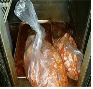 경기도가 적발한 야식 배달업소의 비위생적인 재료 관리 