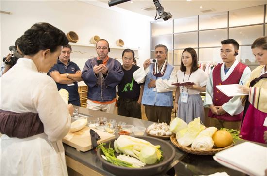 풀무원, 해외 7개 뉴스통신사 '김치박물관'서 김치담그기 체험