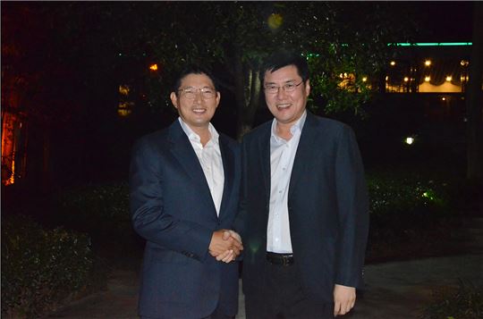 ▲조현준 효성 사장(왼쪽)이 19일 천신 중국 취저우시 당서기와 만나 효성의 중국 사업에 대해 논의했다. 