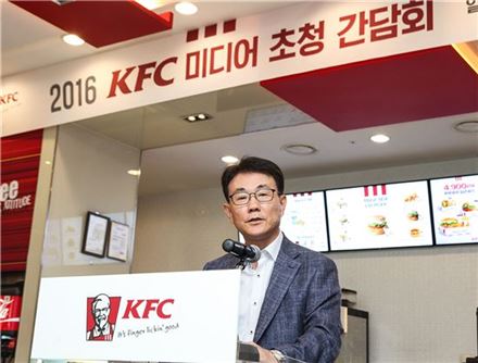 이진무 KFC코리아 대표가 20일 서울 종로구 서린동 KFC청계천점에서 열린 기자간담회에서 KFC의 중장기 목표를 발표하고 있다.
