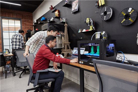 수원 '삼성 디지털 시티' 내에 C-Lab 프로그램 전용 공간인 C-Space 가 마련돼 임직원들이 시제품을 제작해볼 수 있는 Tech Room에서 3D 프린터를 활용해 아이디어 구현을 위한 테스트 제품을 만들어보고 있다.
