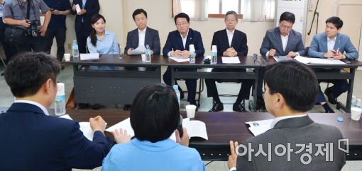 [포토]쪽방촌 상황 청취하는 새누리당 