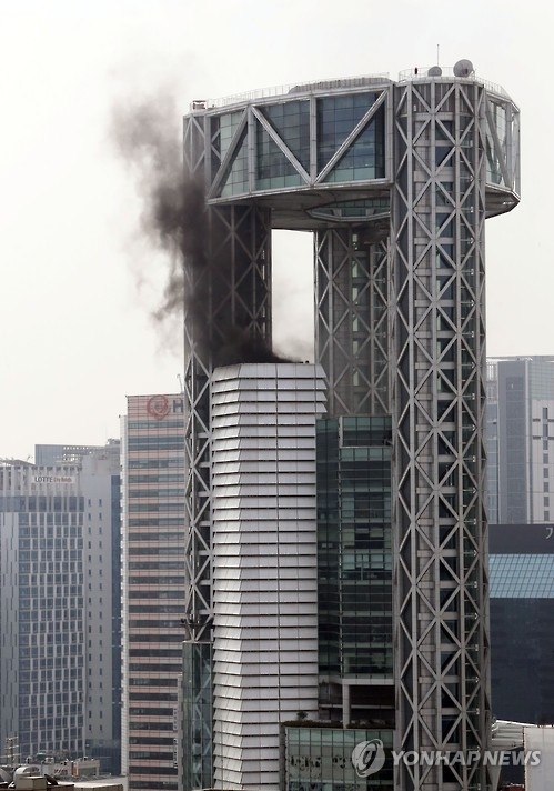 서울 종각역 종로타워 화재…검은 연기 치솟아