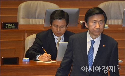 [포토]굳게 입다문 윤병세 장관