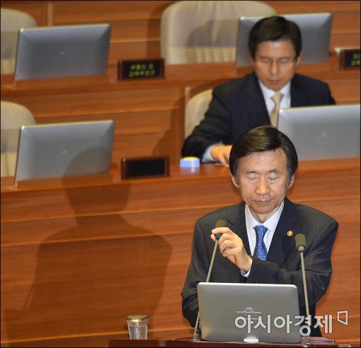 [포토]마이크 바로 잡는 윤병세 장관