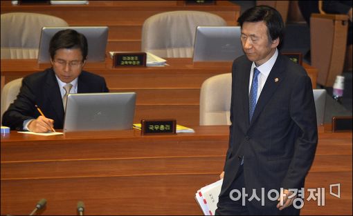 [포토]발언대로 나가는 윤병세 장관