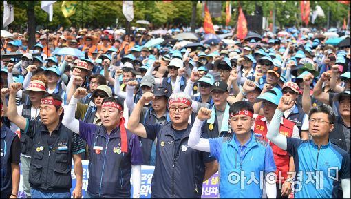 20일 오후 여의도 산업은행 앞에서 민주노총 조합원 1만명이 참석한 가운데 '총파업-총력투쟁' 수도권대회가 열렸다. 