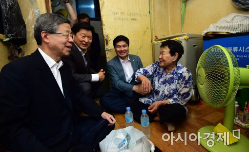 [포토]쪽방촌 방문한 김희옥 위원장