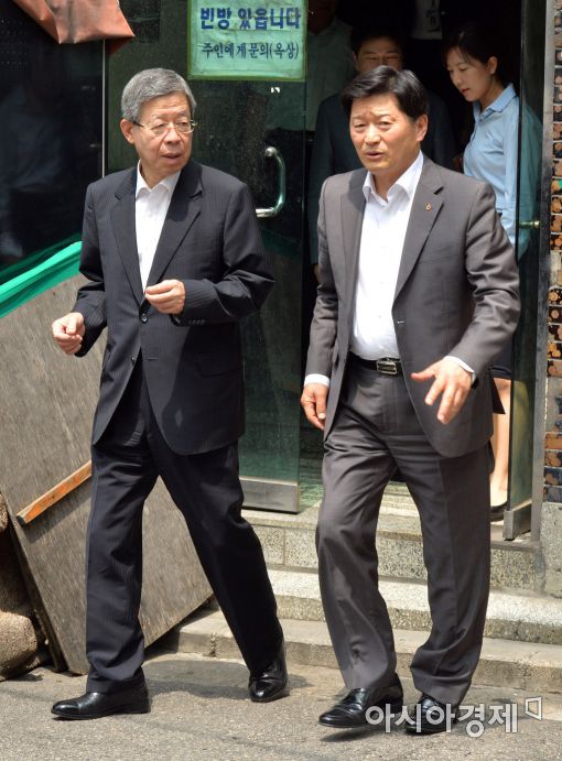 [포토]쪽방촌 둘러본 김희옥 비대위원장