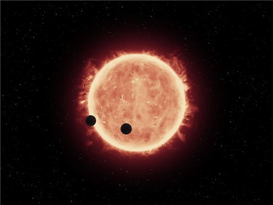 ▲우리 태양보다 작은 왜소항성을 공전하고 있는 두 개의 행성. 이중 한 개의 행성에 '생명체 거주 가능한 지역'이 있을 것으로 분석됐다.[사진제공=NASA]
