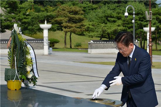 이재명 성남시장이 광주광역시 '국립5ㆍ18민주묘지'를 찾아 헌화 분향하고 있다.