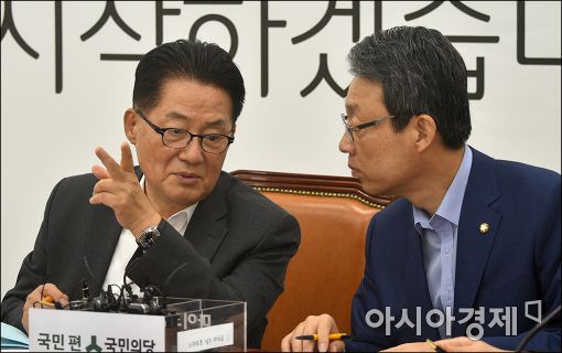 [포토]이야기하는 박지원·김성식