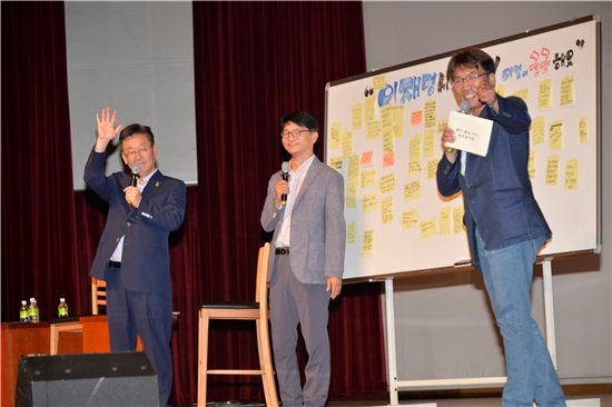이재명 성남시장(맨 왼쪽)이 20일 광주광역시청 대강당에서 열린 토크콘서트에서 99% 국민들의 단합을 강조하고 있다.