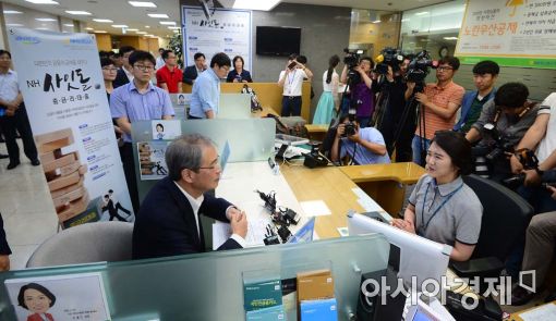 [포토]사잇돌대출 현장 점검 나선 임종룡 위원장 