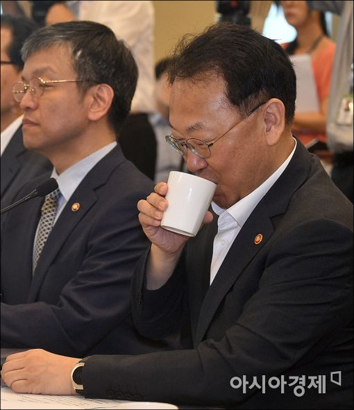 [포토]속 타는 유일호 부총리