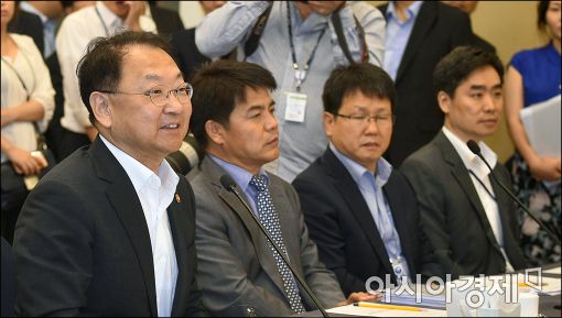 [포토]발언한는 유일호 부총리