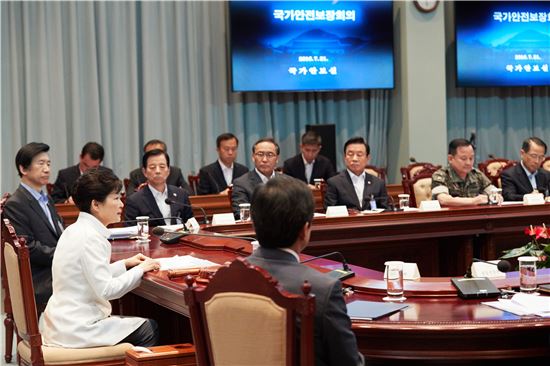 박근혜 대통령은 21일 국가안전보장회의를 열고 고고도미사일방어체계(THAAD·사드) 도입의 필요성을 강조했다.