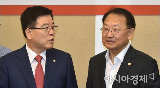 김광림 새누리당 정책위의장(왼쪽)과 유일호 경제부총리 겸 기획재정부 장관