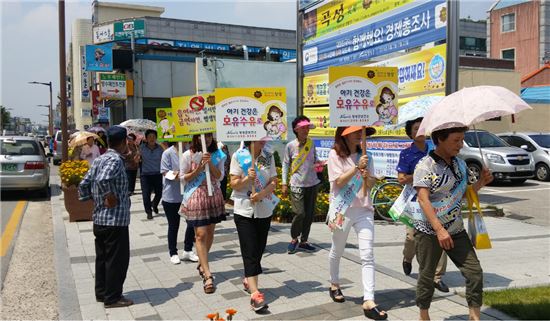 장성군보건소는 19일 제5회 인구의 날(7월11일)을 맞아 장성역 앞에서 유관기관 관계자들과 함께 주민들의 저출산 극복 인식개선을 위한 “가나다 캠페인”을 전개했다고 밝혔다. 사진=장성군
