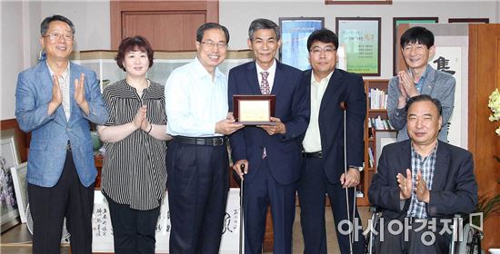 [포토]광주장애인총연합회·장애인단체, 송광운북구청장 감사패 전달