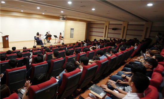 일본 쇼와음악대학 오케스트라가 성남 가천대에서 연주회를 갖고 있다. 