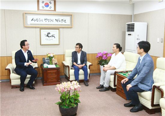 정기열 경기도의회 의장(왼쪽)이 한국도자재단 및 경기 이천 광주지역 도자 관계자들과 이야기를 나누고 있다.